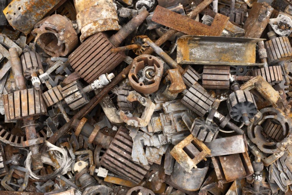 Grămadă de deșeuri feroase depozitate în centrul de reciclare