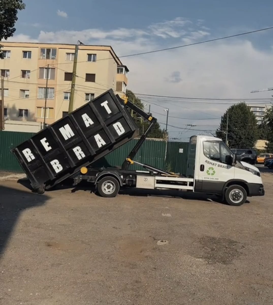 Mașina de transport a companiei Remat Brad