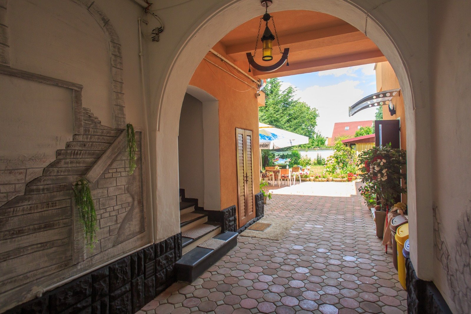 Dormitor cu pat matrimonial în suita Nobless Boutique Residence