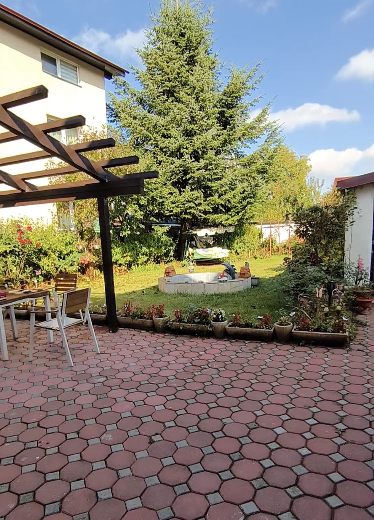 Living spațios cu canapea și decor cald în apartamentul Nobless