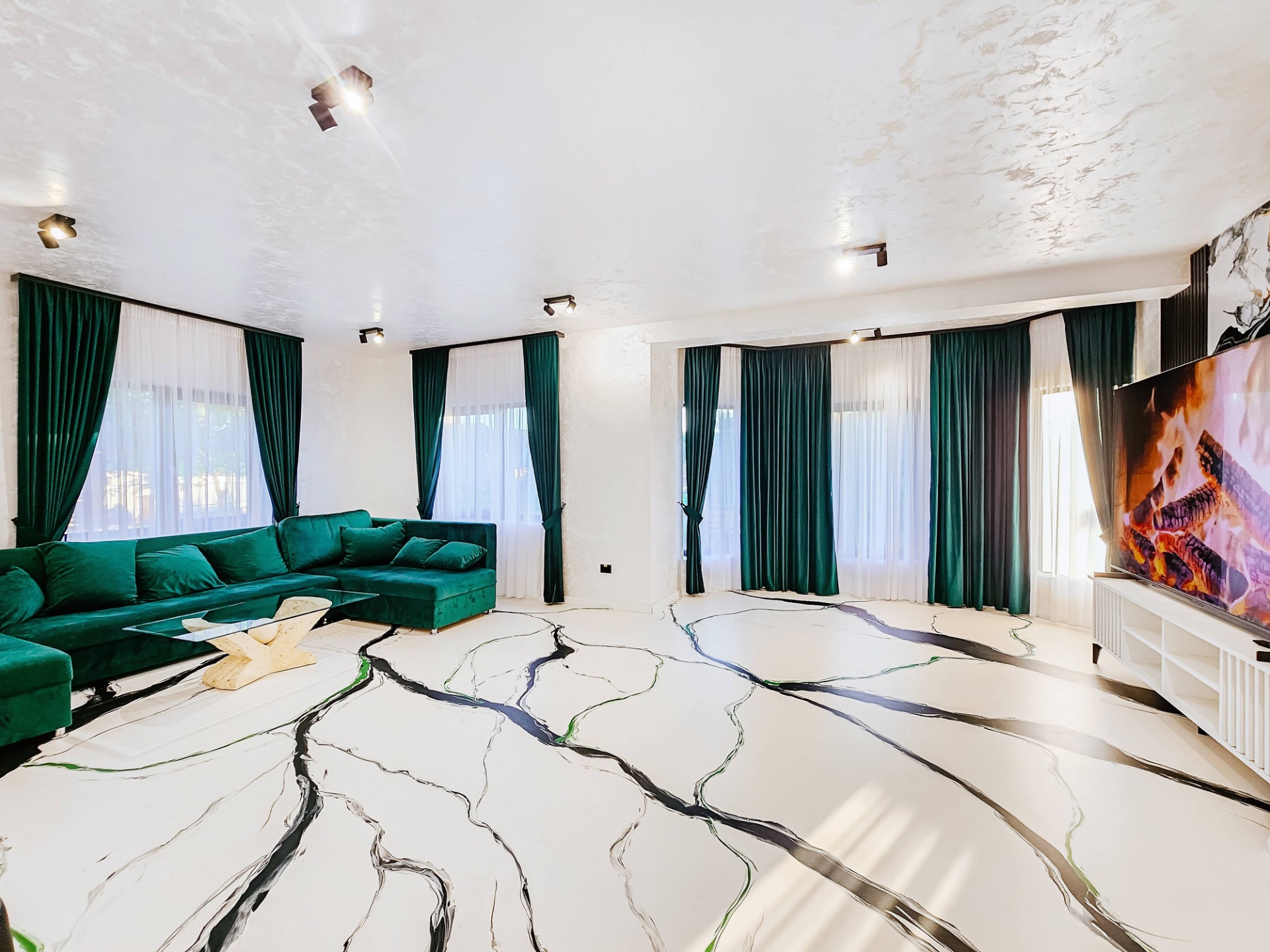 Interior vila, living spațios