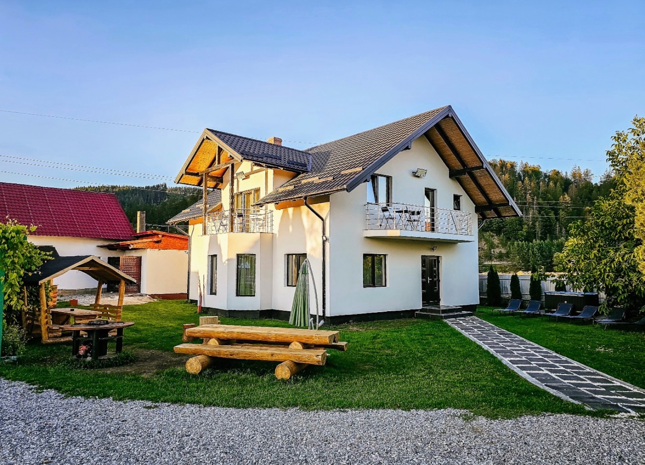Vedere exterioară a căsuțelor Casa Lucas Toni