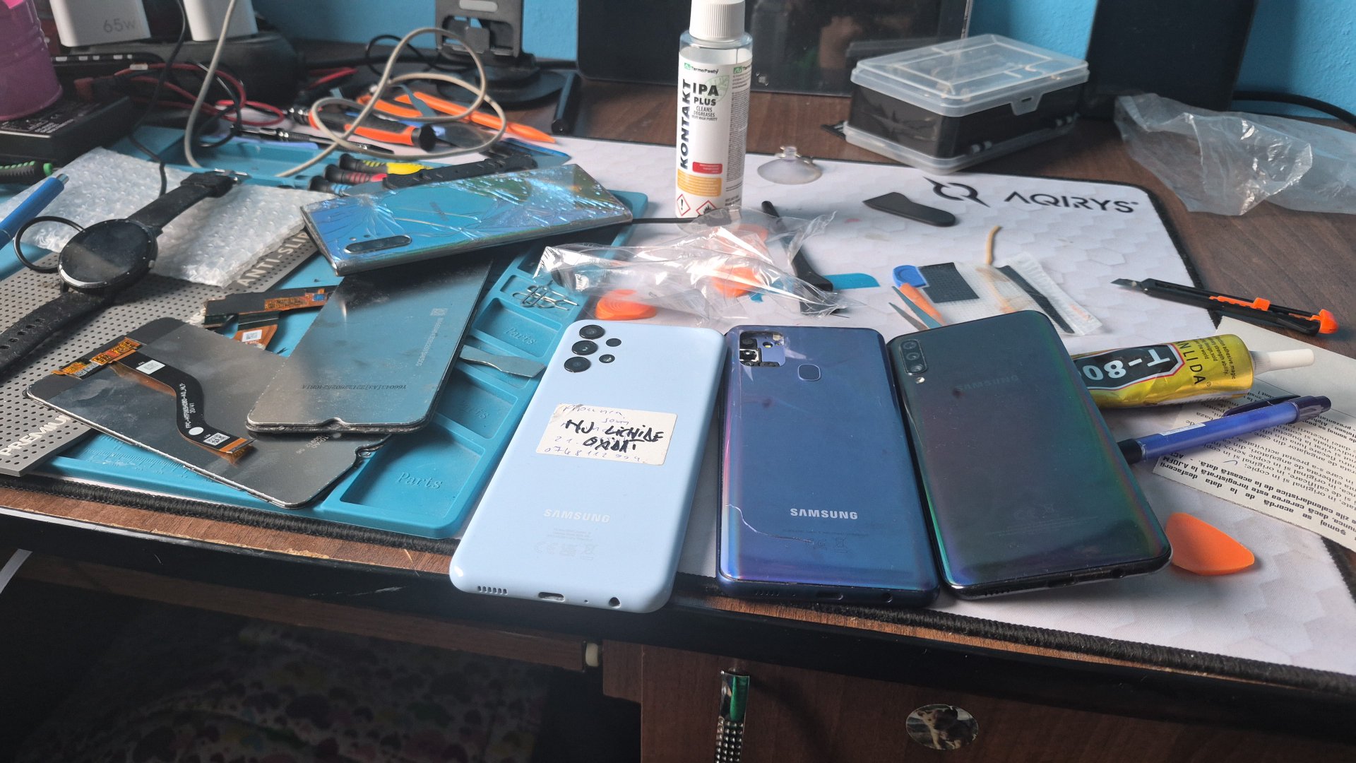 Tehnician MariusGSM reparând un telefon în service-ul din Sibiu