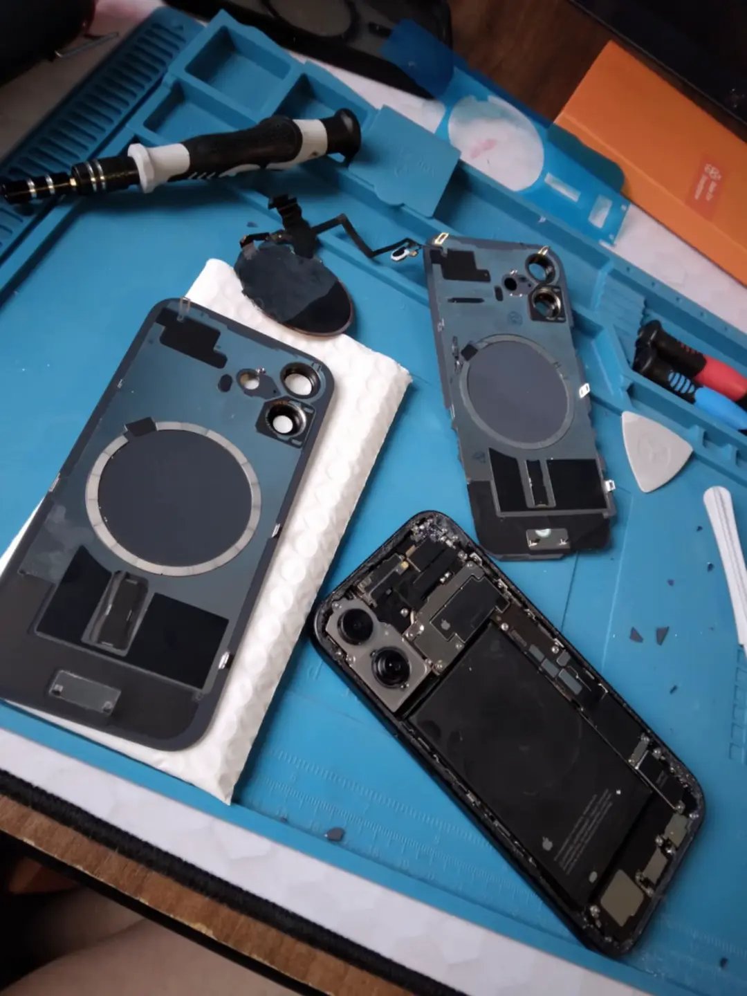 Înlocuire display de telefon în service