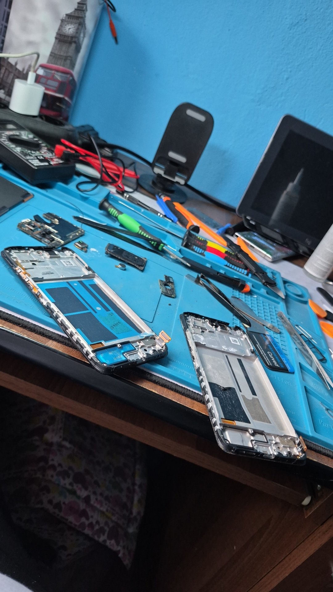 Componente și piese de telefon pregătite pentru reparație în atelierul MariusGSM