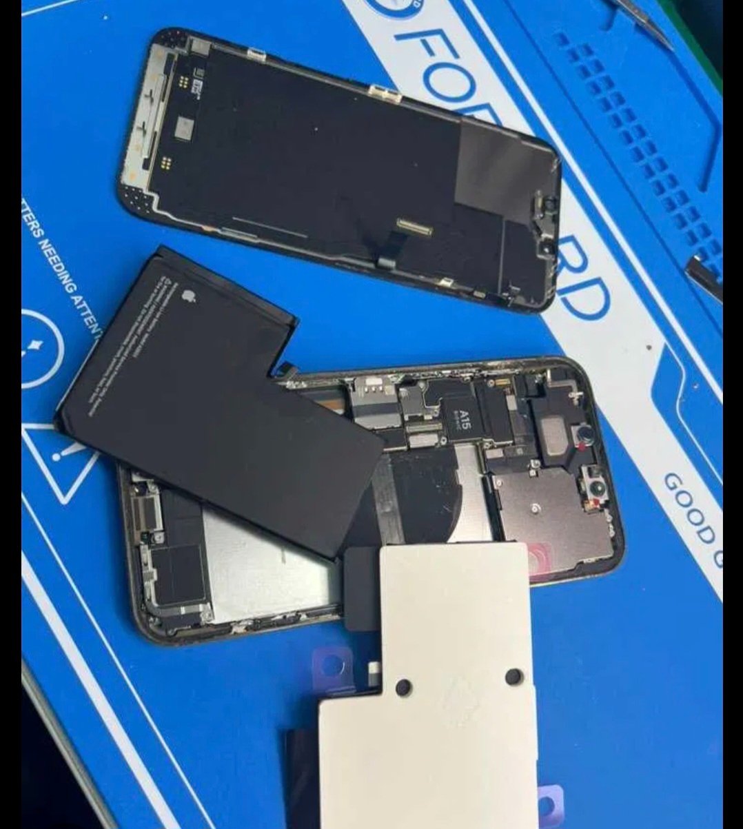 Tehnician demontând un telefon pentru diagnosticare