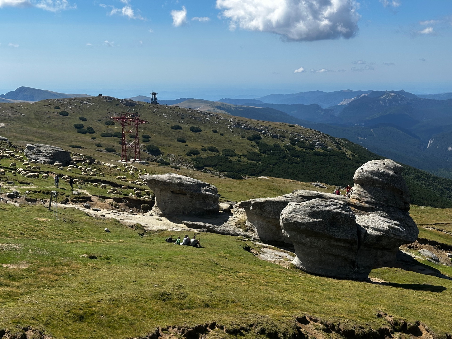 Peisaj montan din Bucegi pe drumul spre Peștera Ialomiței și Lacul Bolboci