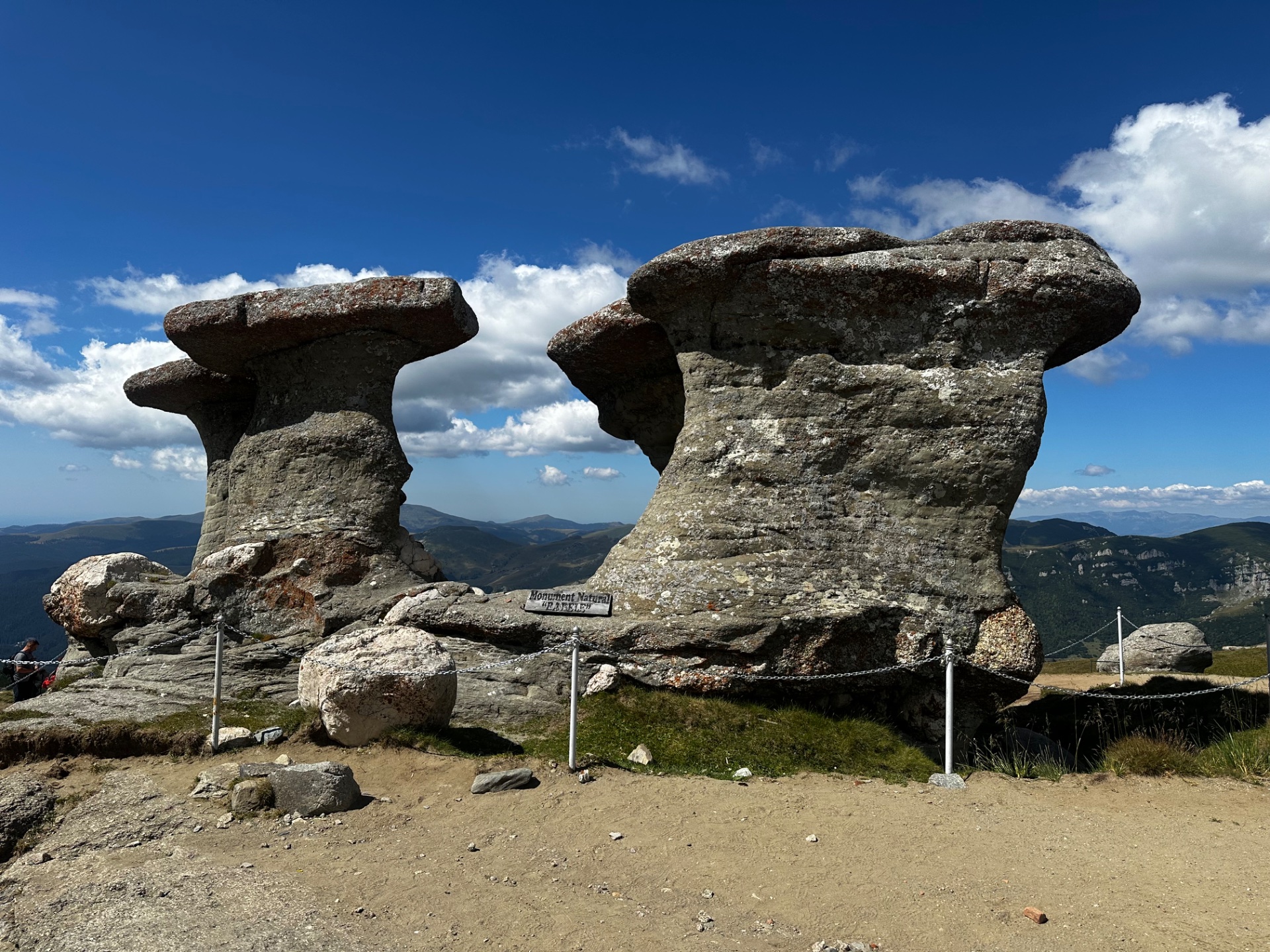 Panoramă din Masivul Bucegi văzută de pe platou, cu creste și văi de munte
