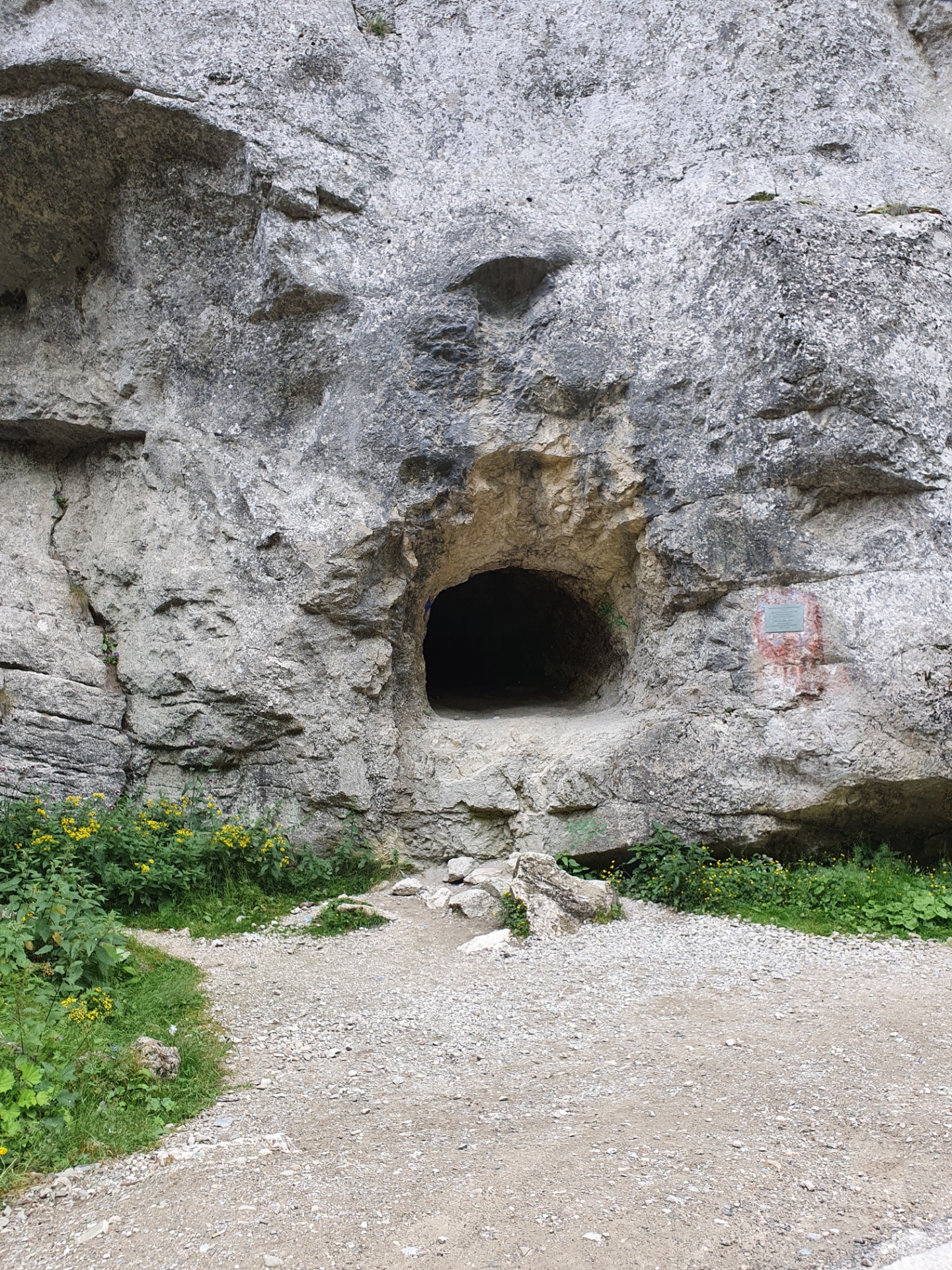 Peisaj alpin din Bucegi într-o zi însorită