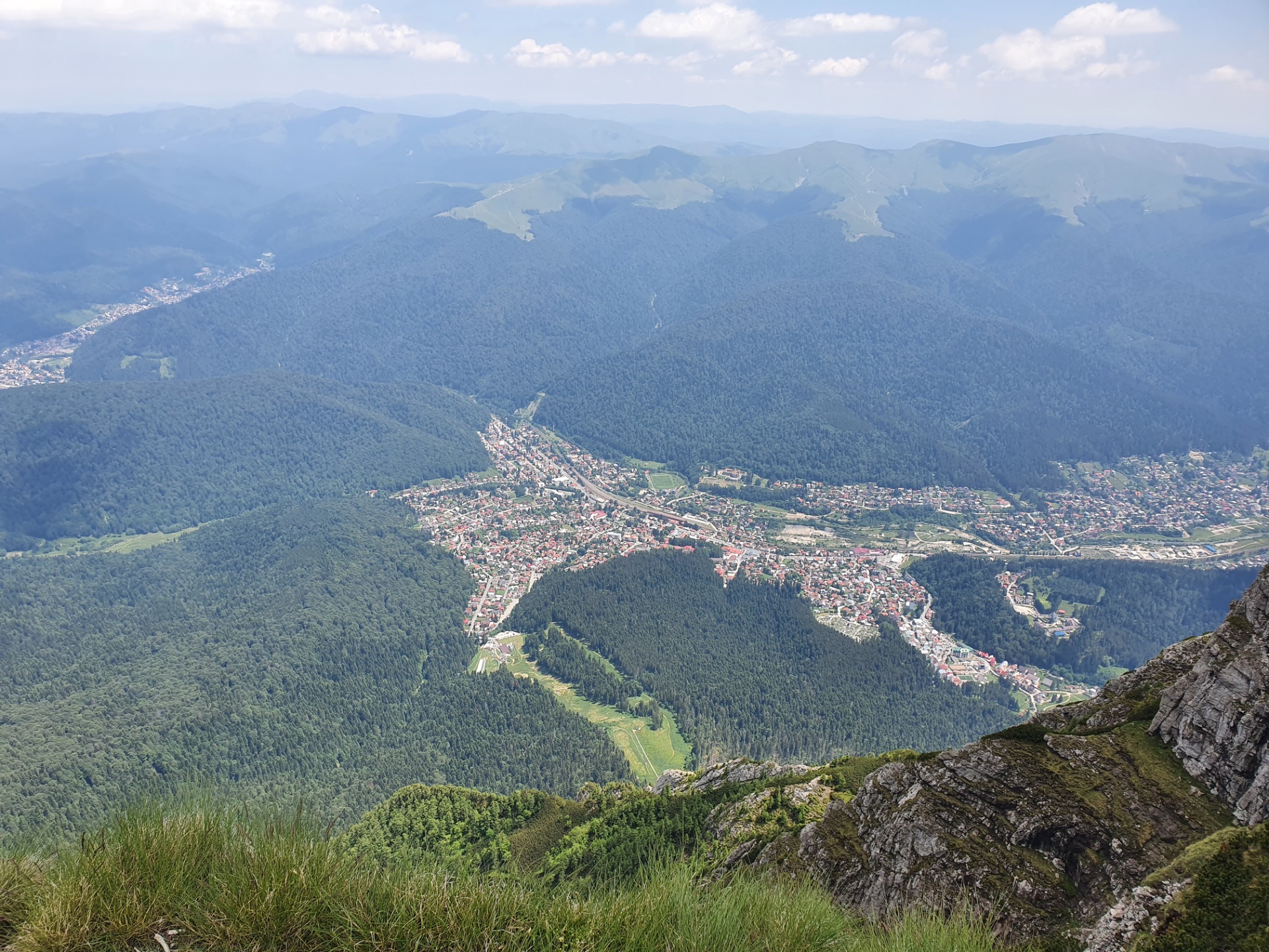 Perete stâncos și potecă montană în Bucegi