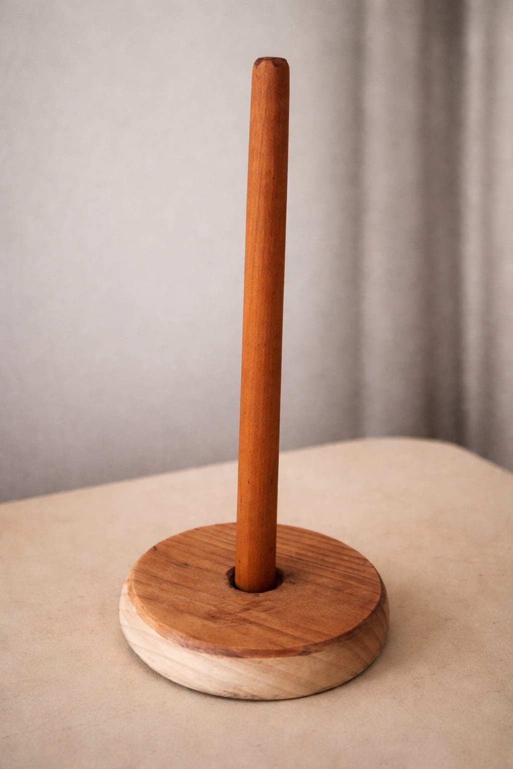 Meșter WoodCraft Studio lucrând manual o piesă din lemn masiv
