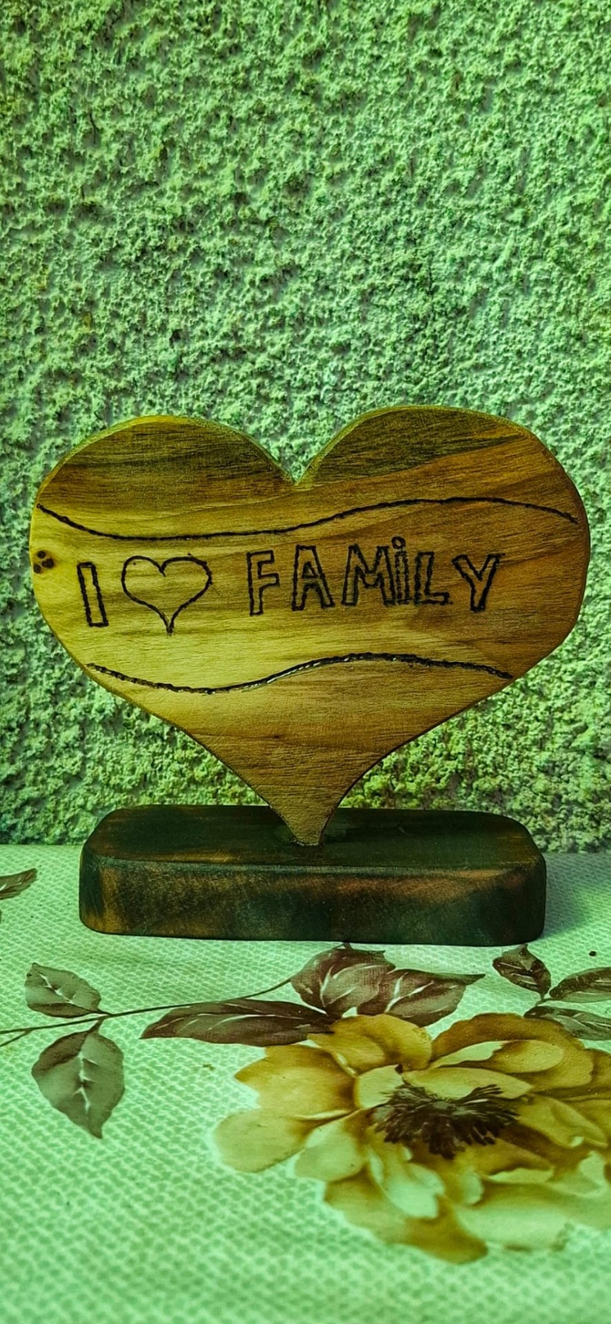 Obiect decorativ din lemn creat în atelierul WoodCraft Studio