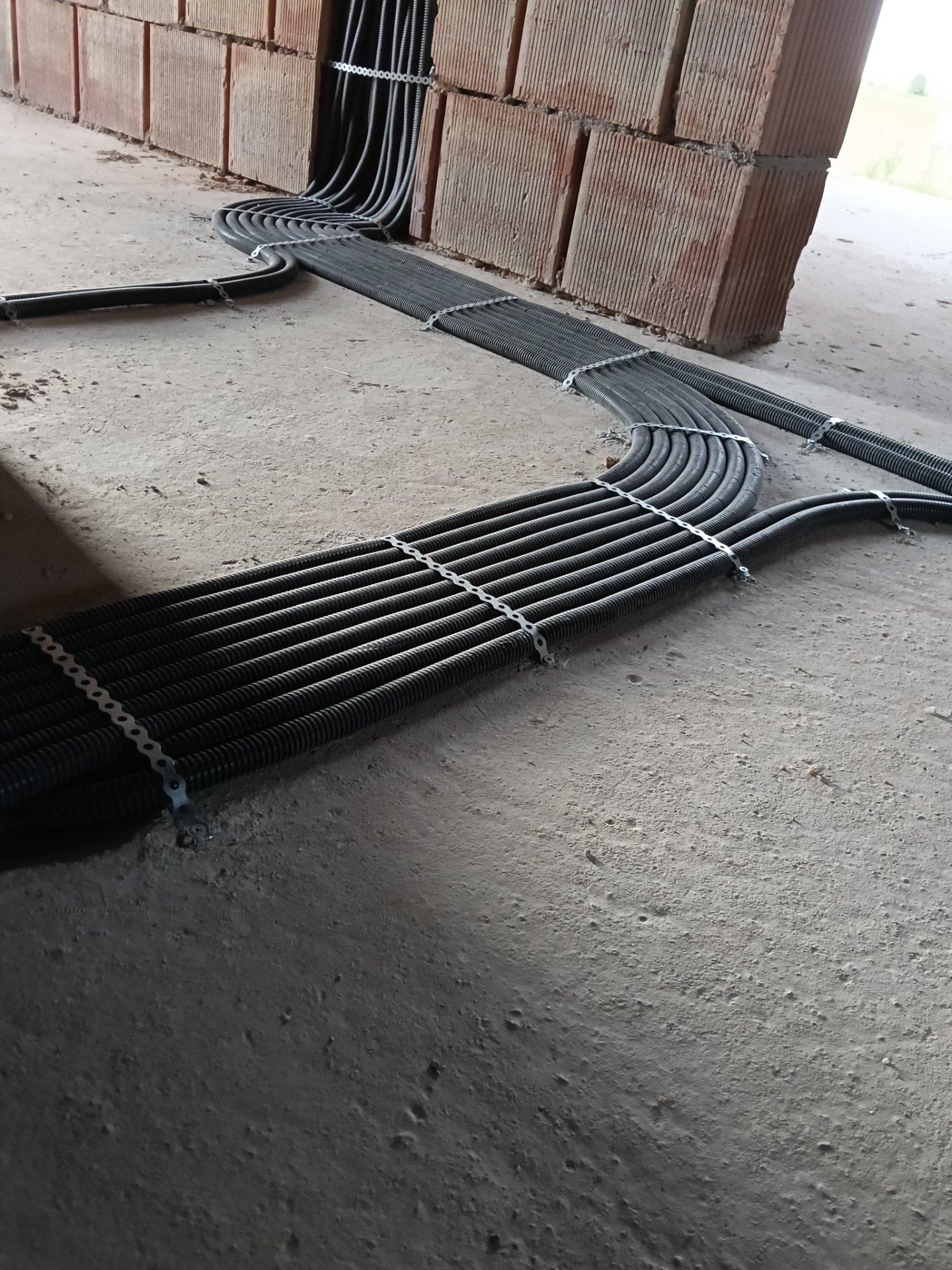Lucrare de electricitate în execuție