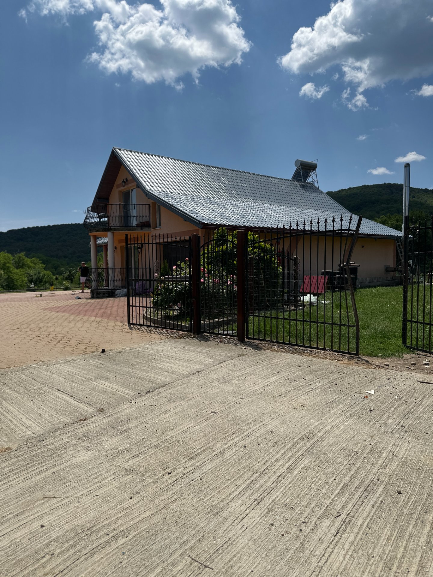 Structură de acoperiș cu țiglă metalică montată de echipa Roofmaster