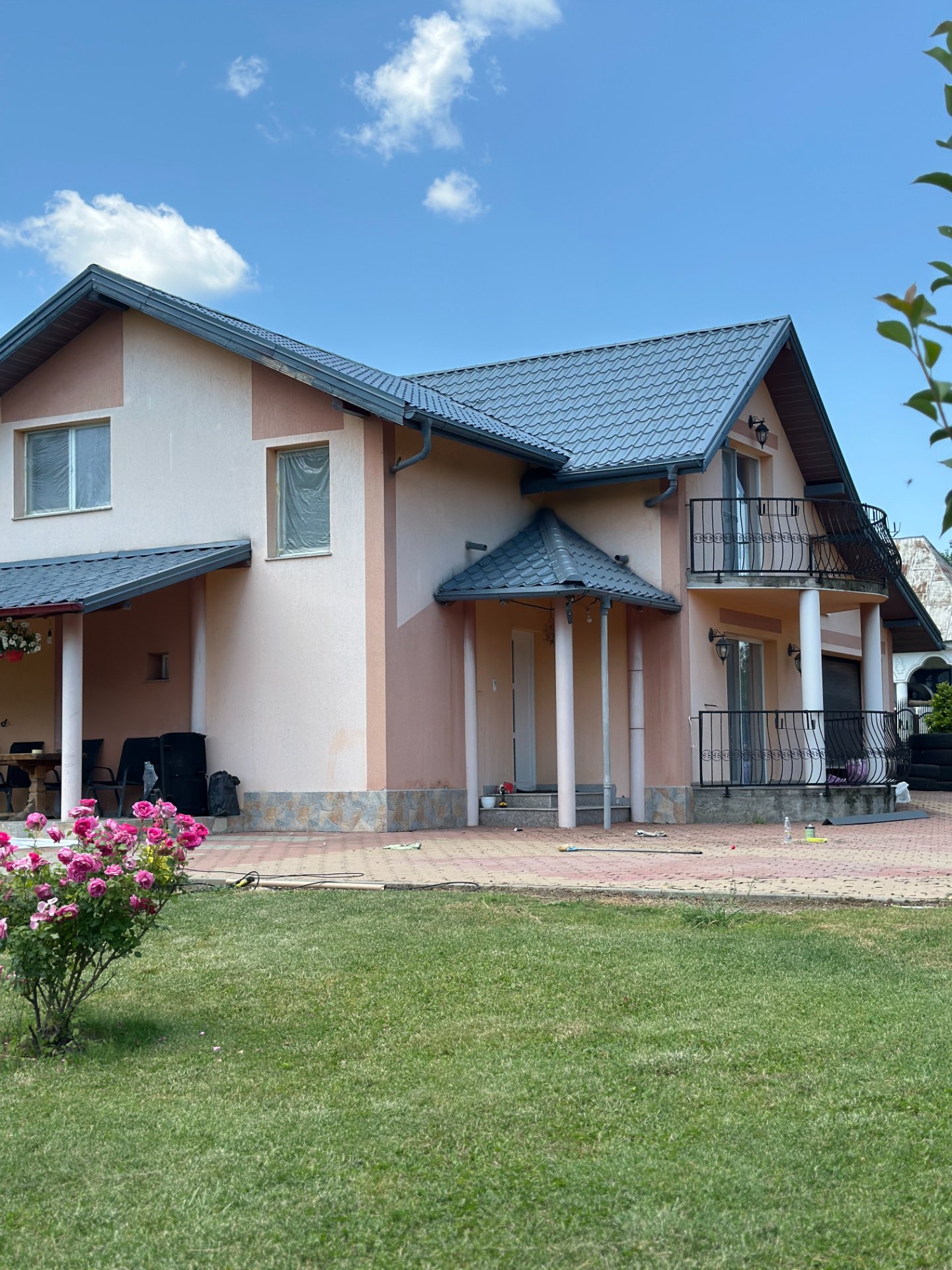 Acoperiș din țiglă metalică montat de Roofmaster