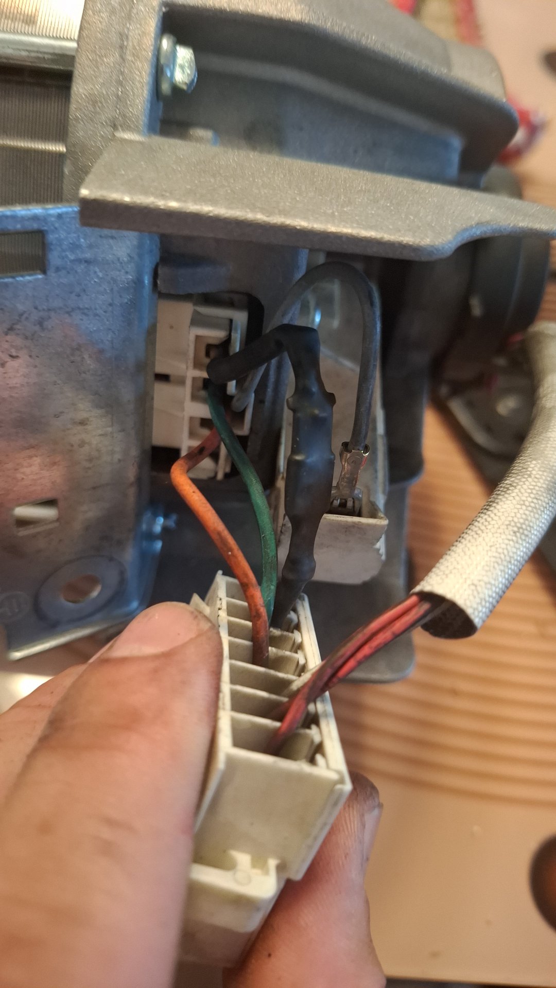 Tehnician reparând o mașină de spălat la domiciliul clientului