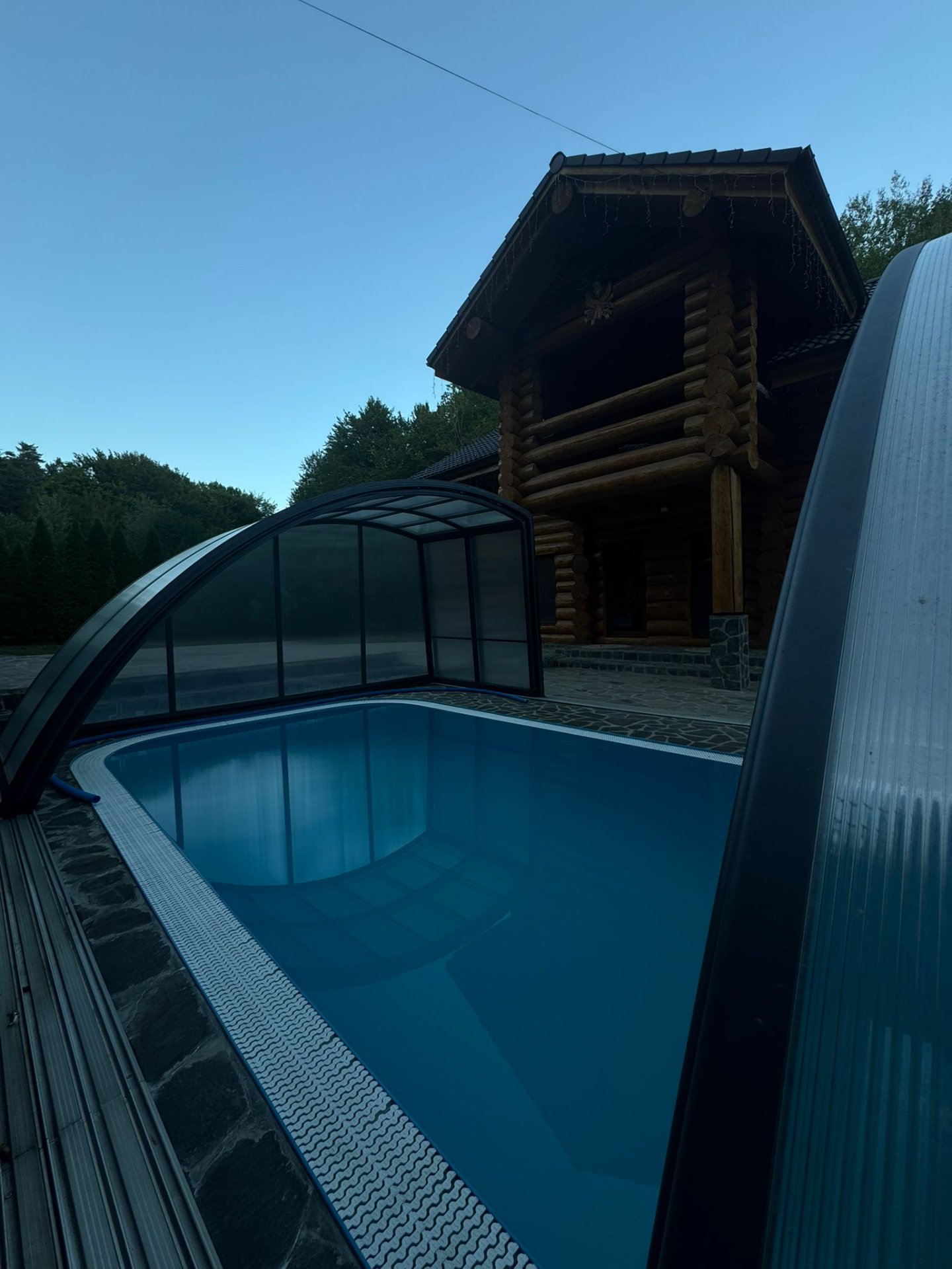 Vedere de ansamblu asupra cabanei Casa Raiu