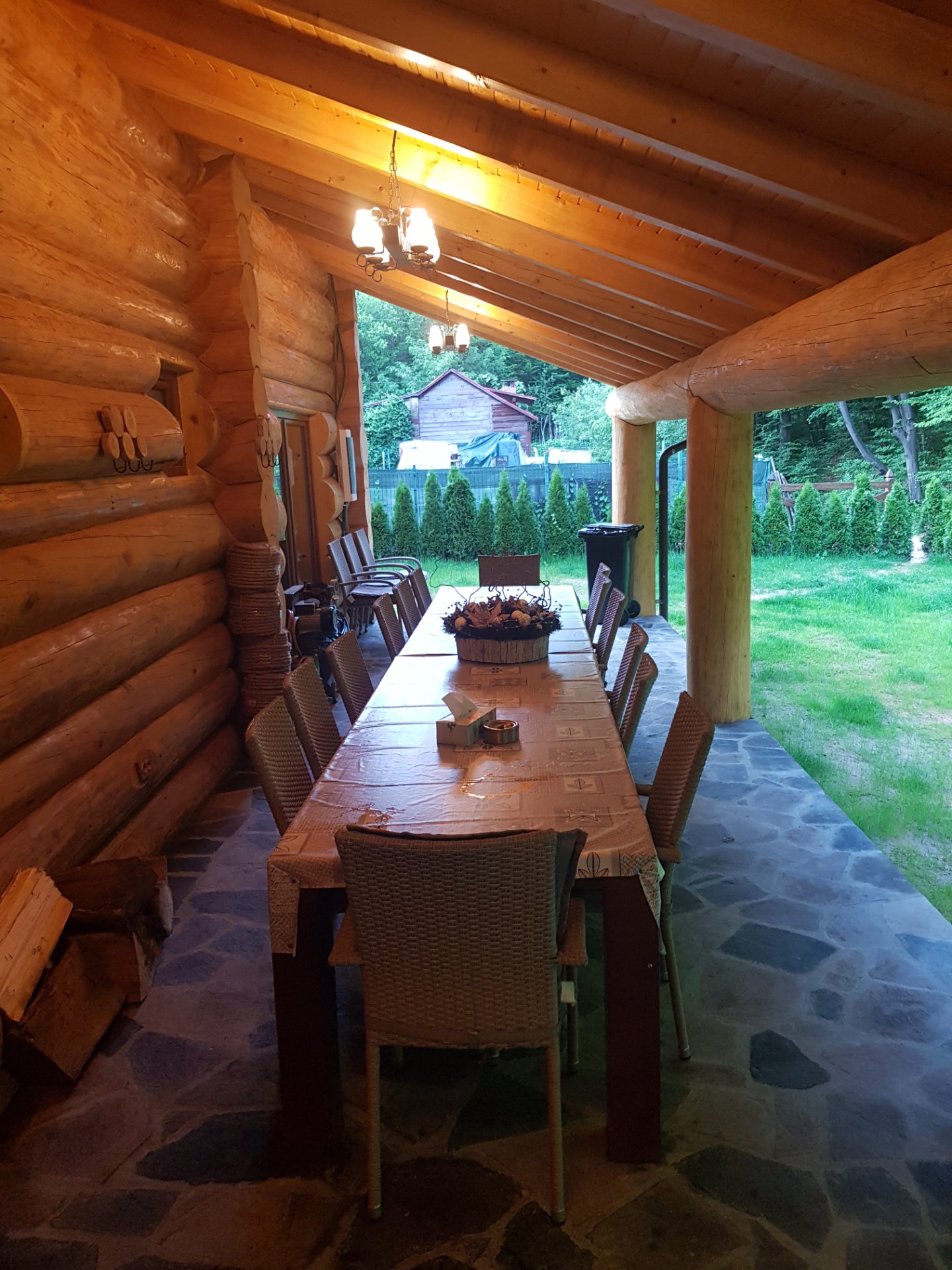 Piscina luminată seara la Casa Raiu