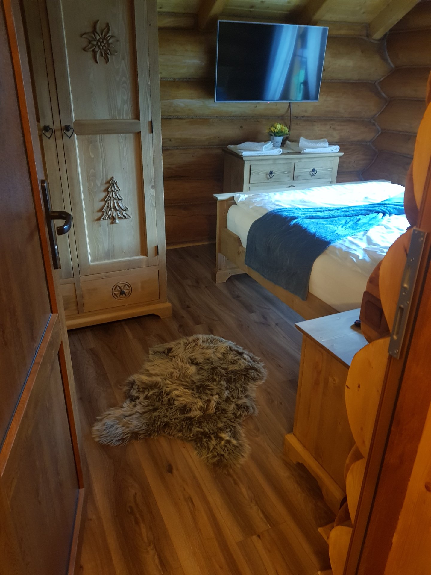 Piscina încălzită văzută de pe terasă