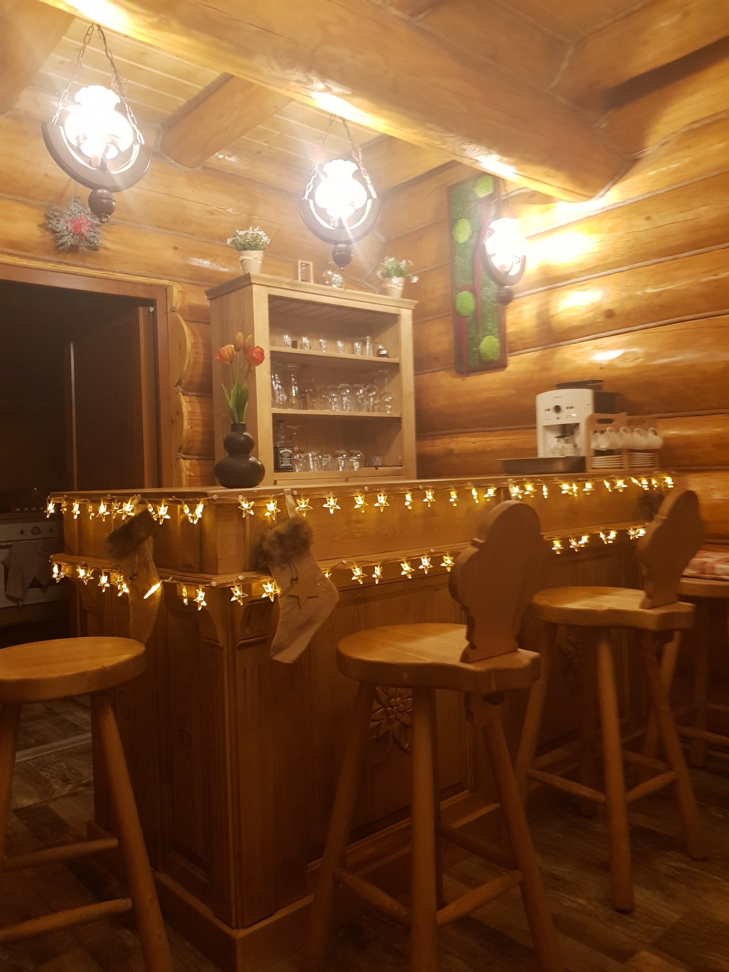 Interior cald amenajat al cabanei pe timp de iarnă