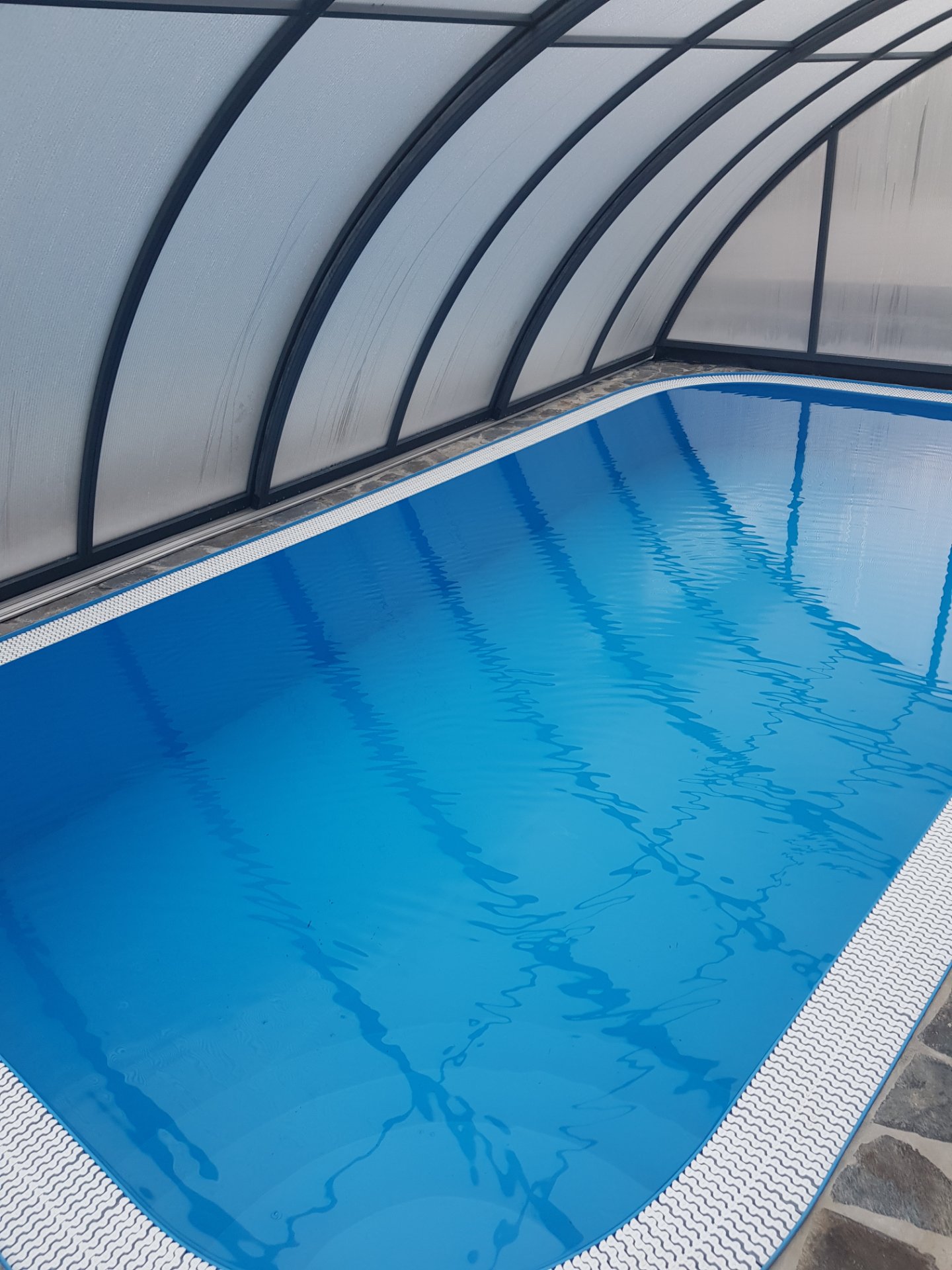 Piscina încălzită a cabanei, iluminată seara